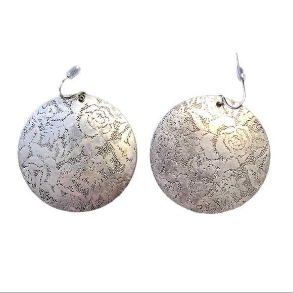 Silver disc earrings with rose imagery - Picture 5 of 5